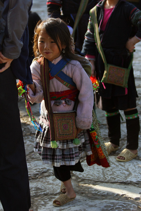 Mỗi ngày chúng đều phải lang thang khắp cá ngõ ngách để tìm cách “bán hàng” mang tiền về cho bố, cho mẹ.