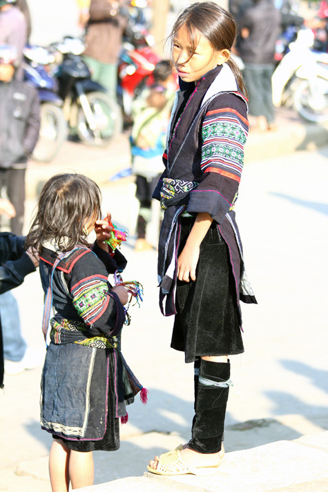 Không ai biết, mỗi ngày những đứa trẻ này kiếm được bao nhiêu tiền nhưng ngày nào chúng cũng phải "lăn lóc", "vạ vật" chạy theo khách du lịch để kiếm lấy từng đồng bạc lẻ về đưa cho bố mẹ.