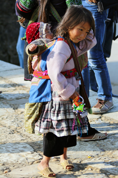 Trẻ ăn xin hoặc bán rong ở các điểm thăm quan du lịch không còn là hình ảnh quá lạ lẫm. Tuy nhiên, ít ở đâu lại có nhiều và gây ám ảnh như ở Sa Pa (Lào Cai).