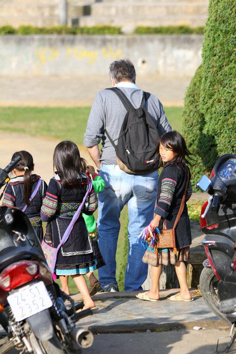 Thấy 1 người cho tền là lũ lượt kéo đến và chạy theo bằng được nếu chưa có phần của mình