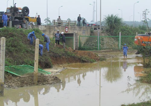 Ống nước sông Đà trong một lần gặp sự cố Ống nước sông Đà trong một lần gặp sự cố
