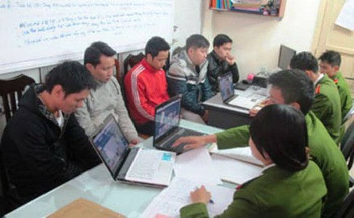 Các đối tượng dùng công nghệ cao lừa đảo bị bắt giữ (ảnh theo Công an TP HCM)