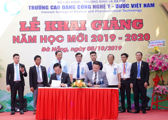 Nhà trường ký kết hợp tác với các tổ chức, doanh nghiệp trong lễ khai giảng. Ảnh: AN