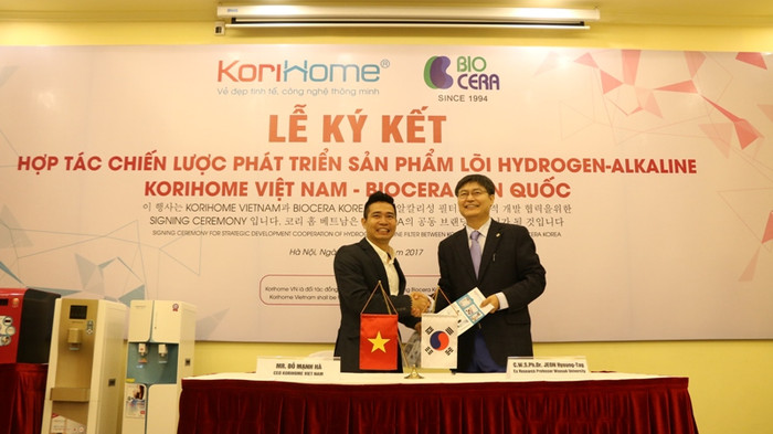 Ông Đỗ Mạnh Hà, Tổng Giám đốc Công ty Cổ phần Korihome Việt Nam và Giáo sư - Tiến sĩ Jeon ký kết hợp tác chiến lược phát triển sản phẩm lõi Hydrogen Alkaline. Ảnh An Nhiên. Ông Đỗ Mạnh Hà, Tổng Giám đốc Công ty Cổ phần Korihome Việt Nam và Giáo sư - Tiến sĩ Jeon ký kết hợp tác chiến lược phát triển sản phẩm lõi Hydrogen Alkaline. Ảnh An Nhiên.
