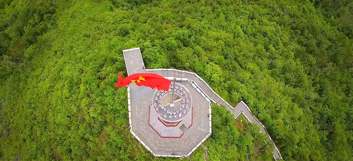 ...cột cờ Lũng Cú (Hà Giang) cũng xuất hiện trong MV. ...cột cờ Lũng Cú (Hà Giang) cũng xuất hiện trong MV.