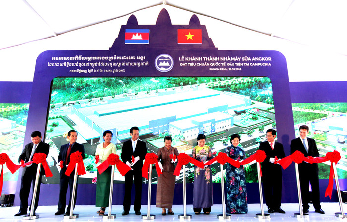 Nhà máy sữa Angkor Milk của Vinamilk tọa lạc trong Đặc khu kinh tế Phnom Penh, với tổng diện tích gần 30.000 m2, là nhà máy sản xuất sữa 23 triệu USD đầu tiên và duy nhất tại Campuchia thời điểm này Nhà máy sữa Angkor Milk của Vinamilk tọa lạc trong Đặc khu kinh tế Phnom Penh, với tổng diện tích gần 30.000 m2, là nhà máy sản xuất sữa 23 triệu USD đầu tiên và duy nhất tại Campuchia thời điểm này