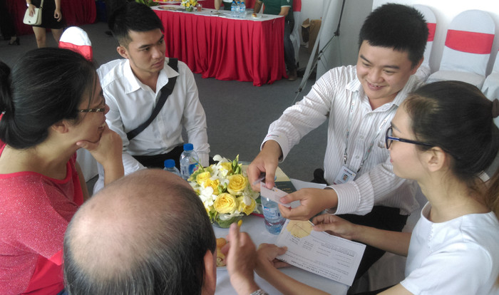 Tư vấn giới thiệu khách hàng về những ưu đãi. Tư vấn giới thiệu khách hàng về những ưu đãi.