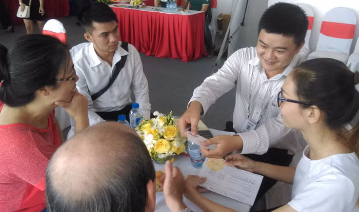 Tư vấn giới thiệu khách hàng về những ưu đãi.