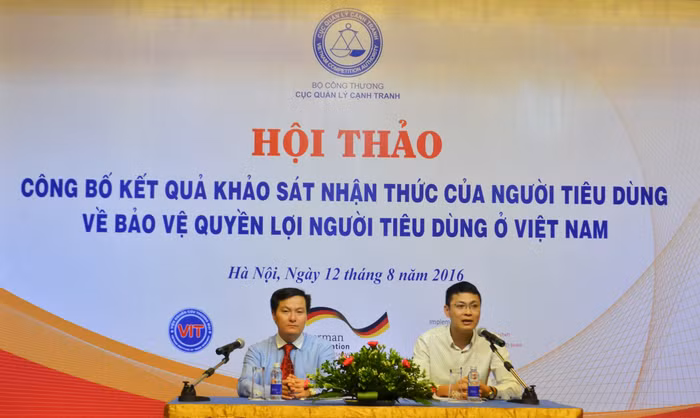 Ông Trịnh Anh Tuấn – Phó Cục trưởng Cục Quản lý cạnh tranh, Bộ Công Thương (bên phải ảnh) chia sẻ thông tin về kết quả khảo sát. Ảnh: H.Lực.