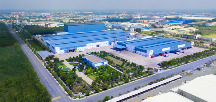 Ngoài 3 nhà máy tại nước ngoài, hiện Vinamilk có 13 nhà máy trên cả nước. Trong đó đáng kể 2 siêu nhà máy sản xuất trị giá gần 5.000 tỷ đồng bằng vốn tự có tại tỉnh Bình Dương. Ngoài 3 nhà máy tại nước ngoài, hiện Vinamilk có 13 nhà máy trên cả nước. Trong đó đáng kể 2 siêu nhà máy sản xuất trị giá gần 5.000 tỷ đồng bằng vốn tự có tại tỉnh Bình Dương.