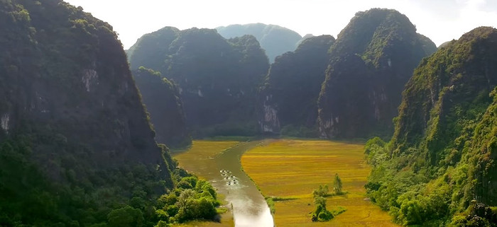 Hình ảnh núi đồi hùng vĩ của đất nước xuất hiện trong MV Hình ảnh núi đồi hùng vĩ của đất nước xuất hiện trong MV