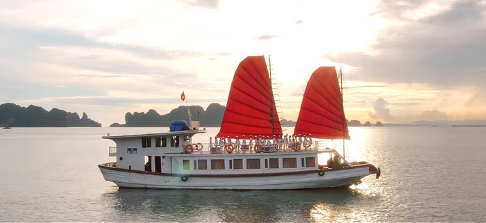 Thuyền buồm căng gió trên Vịnh Hạ Long. Thuyền buồm căng gió trên Vịnh Hạ Long.