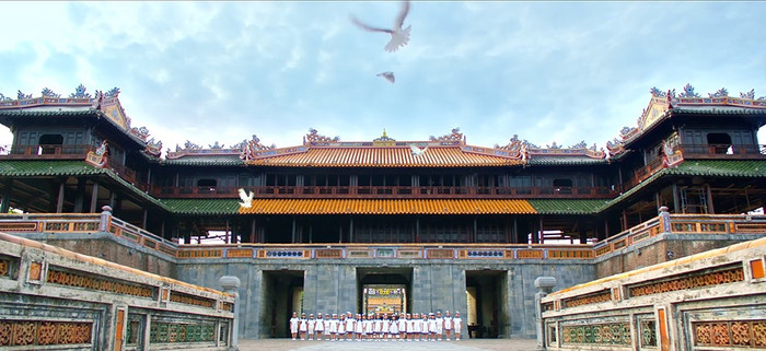 Cung đình Huế hình ảnh mang đậm chất văn hóa Việt xuất hiện trong MV. Cung đình Huế hình ảnh mang đậm chất văn hóa Việt xuất hiện trong MV.