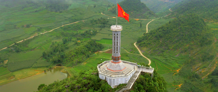Cột cờ Lũng Cú trong "MV Vươn cao Việt Nam" đại diện hình ảnh Việt Nam kỳ vĩ. Cột cờ Lũng Cú trong "MV Vươn cao Việt Nam" đại diện hình ảnh Việt Nam kỳ vĩ.