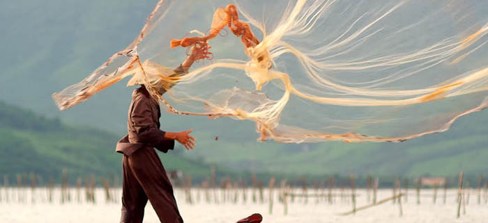 Hình ảnh lao động của người dân vùng miền dưới góc nhìn nghệ thuật xuất hiện trong MV. Hình ảnh lao động của người dân vùng miền dưới góc nhìn nghệ thuật xuất hiện trong MV.