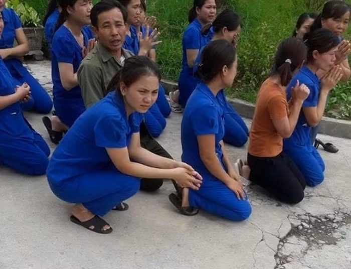 Các cô giáo quỳ gối xin đừng đóng của cơ sở mầm non Tuổi Thơ (ảnh nguồn báo Nghệ An). Các cô giáo quỳ gối xin đừng đóng của cơ sở mầm non Tuổi Thơ (ảnh nguồn báo Nghệ An).