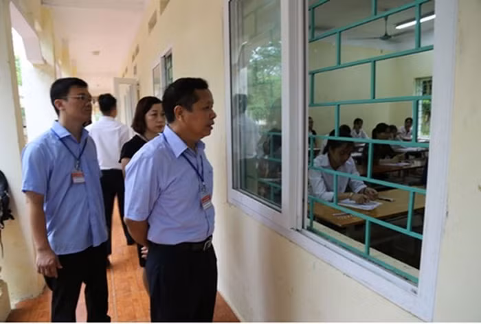 Ông Bùi Trọng Đắc, Giám đốc Sở Giáo dục Hòa Bình đi kiểm tra thi (ảnh hoabinh.edu.vn). Ông Bùi Trọng Đắc, Giám đốc Sở Giáo dục Hòa Bình đi kiểm tra thi (ảnh hoabinh.edu.vn).