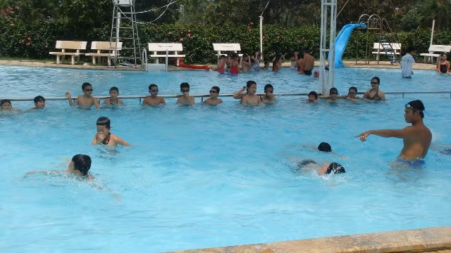 Trẻ em học bơi luôn được các Huấn luyện viên quốc gia, nhân viên cứu hộ hướng dẫn, quản lý nghiêm ngặt Trẻ em học bơi luôn được các Huấn luyện viên quốc gia, nhân viên cứu hộ hướng dẫn, quản lý nghiêm ngặt