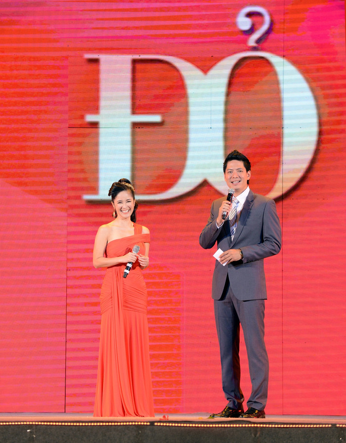 Với chủ đề “ĐỎ”, lần đầu tiên, các ca sĩ hàng đầu Việt Nam cùng tụ hội trong đêm nhạc hoành tráng với những màn trình diễn đẳng cấp. Với chủ đề “ĐỎ”, lần đầu tiên, các ca sĩ hàng đầu Việt Nam cùng tụ hội trong đêm nhạc hoành tráng với những màn trình diễn đẳng cấp.