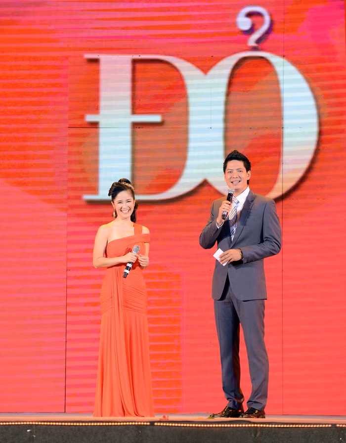 Với chủ đề “ĐỎ”, lần đầu tiên, các ca sĩ hàng đầu Việt Nam cùng tụ hội trong đêm nhạc hoành tráng với những màn trình diễn đẳng cấp.