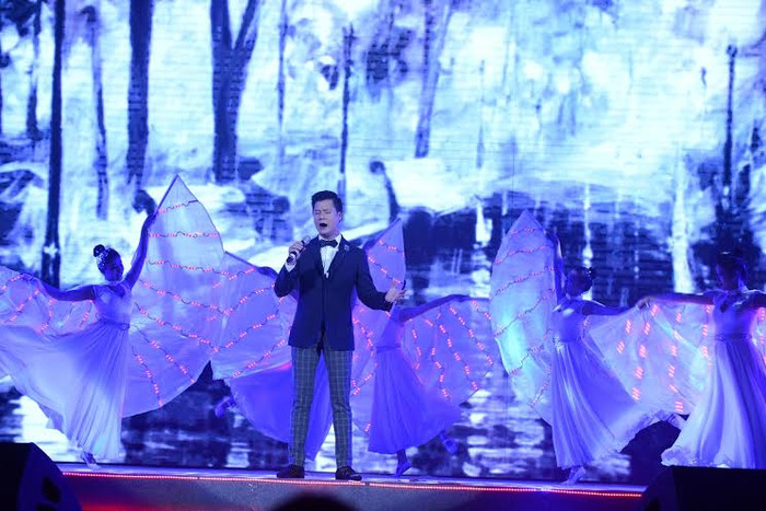 Quang Dũng thổi những đắm say vào trái tim khán giả khi anh thể hiện sự ngọt ngào, nồng nàn với các bài hát “Vì đó là em” và “Chiều một mình qua phố”. Quang Dũng thổi những đắm say vào trái tim khán giả khi anh thể hiện sự ngọt ngào, nồng nàn với các bài hát “Vì đó là em” và “Chiều một mình qua phố”.