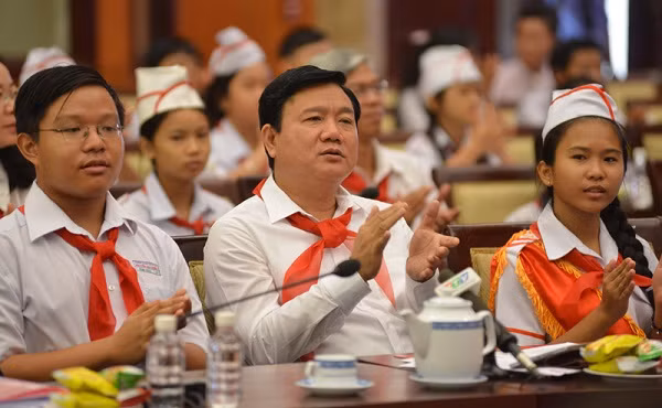 Khi lãnh đạo làm “sướng” lòng dân (Ảnh: vietnamnet.vn)