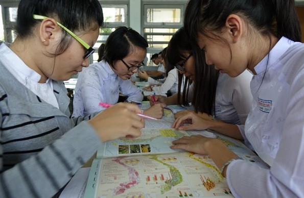 Thầy giáo chỉ cách làm bài thi môn Địa lý đạt điểm cao (Ảnh: kienthuc.net.vn) Thầy giáo chỉ cách làm bài thi môn Địa lý đạt điểm cao (Ảnh: kienthuc.net.vn)