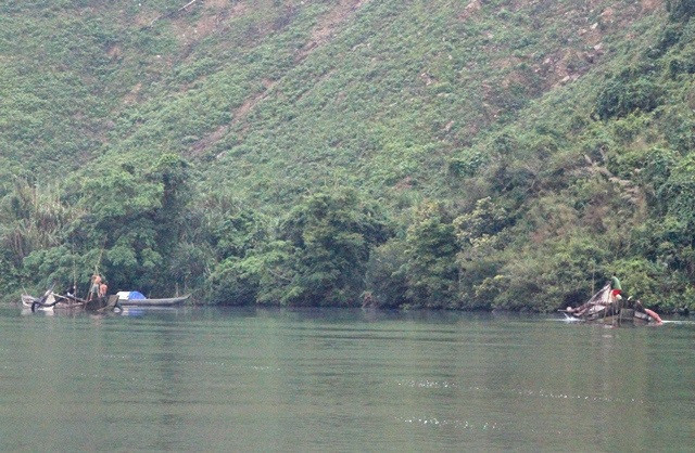 Nạn khai thác cát lậu trên sông Long Đại (Ảnh: Thủy Phan) Nạn khai thác cát lậu trên sông Long Đại (Ảnh: Thủy Phan)