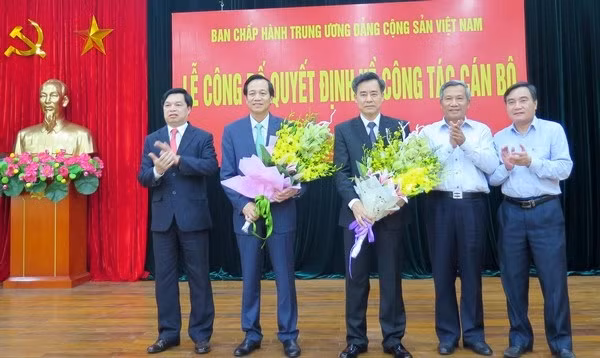Các đồng chí Thường trực Đảng ủy Khối các Cơ quan Trung ương tặng hoa chúc mừng đồng chí Đào Ngọc Dung và Nguyễn Quang Dương. (Ảnh: Thanh Liêm)