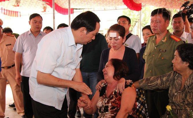 Trong trang phục đời thường, Đại tướng Trần Đại Quang nắm chặt tay chia sẻ nỗi mất mát quá lớn của thân nhân nạn nhân – đối với người viết bài, đây là hình ảnh gây xúc động hơn cả Trong trang phục đời thường, Đại tướng Trần Đại Quang nắm chặt tay chia sẻ nỗi mất mát quá lớn của thân nhân nạn nhân – đối với người viết bài, đây là hình ảnh gây xúc động hơn cả