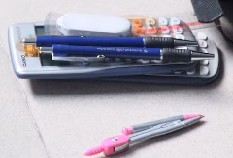 Những vật dụng thí sinh được đem vào phòng thi (Ảnh: vietnamnet.vn)