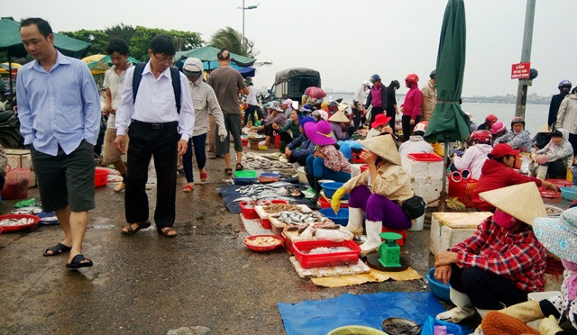 Nhiều loại cá đắt tiền được bày bán la liệt ở chợ với giá rẻ, nhưng người dân đều tỏ ra dửng dưng khi đi qua các gian này. (Ảnh: Thủy Phan) Nhiều loại cá đắt tiền được bày bán la liệt ở chợ với giá rẻ, nhưng người dân đều tỏ ra dửng dưng khi đi qua các gian này. (Ảnh: Thủy Phan)