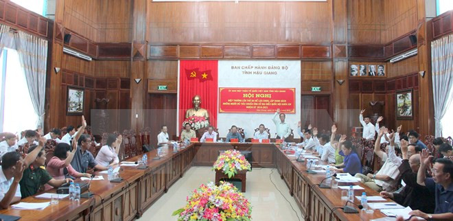 Các đại biểu Hậu Giang biểu quyết thông qua danh sách người ứng cử. Các đại biểu Hậu Giang biểu quyết thông qua danh sách người ứng cử.