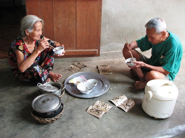 Đến bữa ăn, người dân phải đặt dính ruồi xung quanh nồi cơm (Ảnh: Thủy Phan) Đến bữa ăn, người dân phải đặt dính ruồi xung quanh nồi cơm (Ảnh: Thủy Phan)