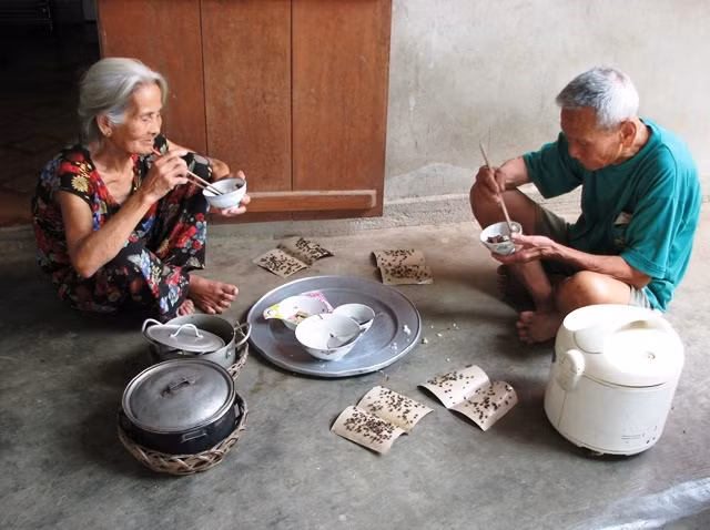 Đến bữa ăn, người dân phải đặt dính ruồi xung quanh nồi cơm (Ảnh: Thủy Phan)