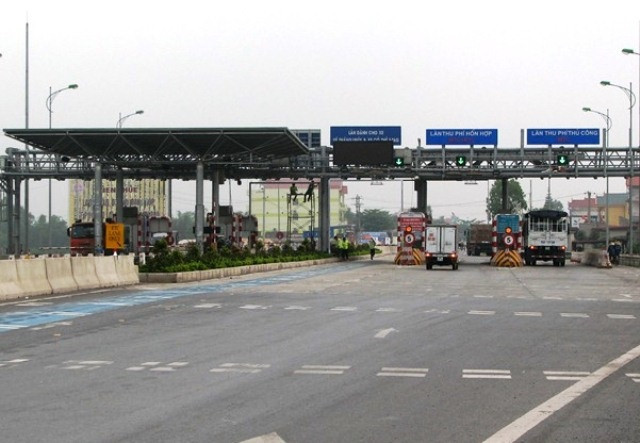 Từ khi Trạm thu phí BOT tại QL 1A, Km 604+700, xã Quảng Đông, huyện Quảng Trạch (Quảng Bình) áp dụng mức phí mới, nhiều lái xe đã tìm đủ cách để trốn phí (Ảnh: Thủy Phan) Từ khi Trạm thu phí BOT tại QL 1A, Km 604+700, xã Quảng Đông, huyện Quảng Trạch (Quảng Bình) áp dụng mức phí mới, nhiều lái xe đã tìm đủ cách để trốn phí (Ảnh: Thủy Phan)