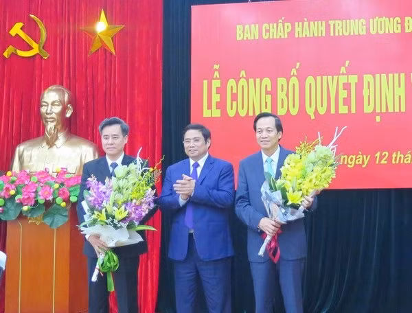 Đồng chí Phạm Minh Chính trao Quyết định và tặng hoa cho các đồng chí: Đào Ngọc Dung (phải) và Nguyễn Quang Dương (trái) (Ảnh: Thanh Liêm)