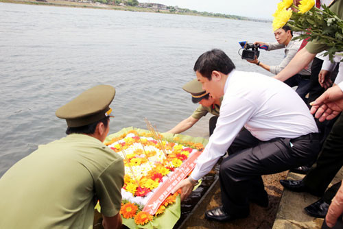 Phó Thủ tướng Vương Đình Huệ thả hoa trên dòng sông Thạch Hãn