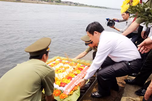 Phó Thủ tướng Vương Đình Huệ thả hoa trên dòng sông Thạch Hãn