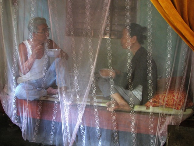 Có những ngày, người dân phải ăn cơm trong màn để tránh ruồi (Ảnh: Thủy Phan) Có những ngày, người dân phải ăn cơm trong màn để tránh ruồi (Ảnh: Thủy Phan)