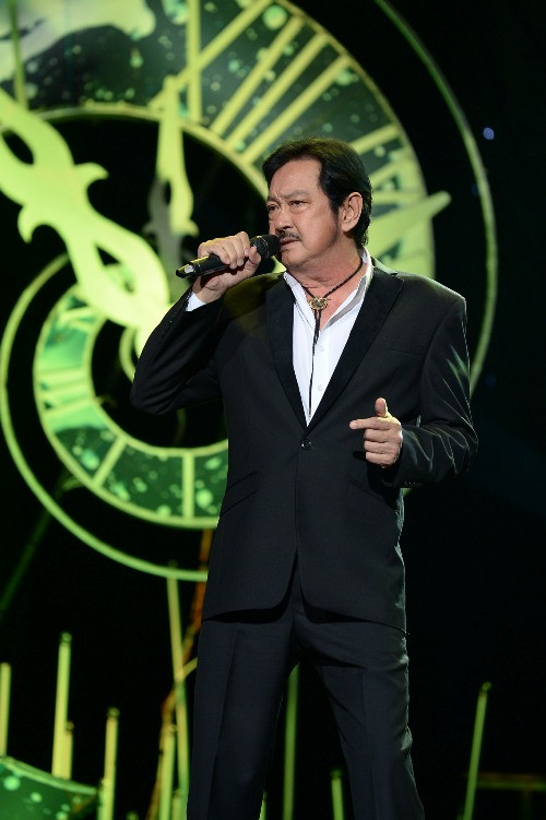 Nghệ sĩ Chánh Tín phong trần, lãng tử trên sân khấu. Nghệ sĩ Chánh Tín phong trần, lãng tử trên sân khấu.