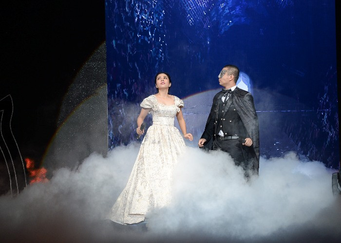 Các nghệ sĩ trình diễn vở nhạc kịch Bóng ma trong nhà hát. Các nghệ sĩ trình diễn vở nhạc kịch Bóng ma trong nhà hát.