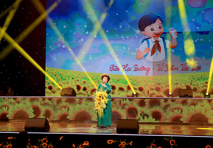 Chủ tịch HĐQT Tập đoàn TH phát biểu tại chương trình Sữa học đường. Chủ tịch HĐQT Tập đoàn TH phát biểu tại chương trình Sữa học đường.