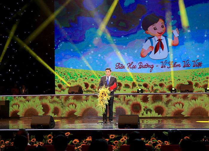 Cục trưởng Cục An toàn thực phẩm công bố Quyết định 1340/QĐ-TTg của Thủ tướng Chính phủ phê duyệt Chương trình Sữa học đường cải thiện tình trạng dinh dưỡng, góp phần nâng cao tầm vóc và thể lực học sinh mẫu giáo, tiểu học . Cục trưởng Cục An toàn thực phẩm công bố Quyết định 1340/QĐ-TTg của Thủ tướng Chính phủ phê duyệt Chương trình Sữa học đường cải thiện tình trạng dinh dưỡng, góp phần nâng cao tầm vóc và thể lực học sinh mẫu giáo, tiểu học .