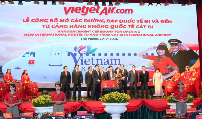 Thủ tướng Chính phủ Nguyễn Xuân Phúc cũng Lãnh đạo Văn phòng Chính phủ, Lãnh đạo các Bộ, Ngành và Lãnh đạo Thành phố Hải Phòng chứng kiến Lễ Công bố đường bay quốc tế mới đi và đến Hải Phòng của Vietjet. Thủ tướng Chính phủ Nguyễn Xuân Phúc cũng Lãnh đạo Văn phòng Chính phủ, Lãnh đạo các Bộ, Ngành và Lãnh đạo Thành phố Hải Phòng chứng kiến Lễ Công bố đường bay quốc tế mới đi và đến Hải Phòng của Vietjet.