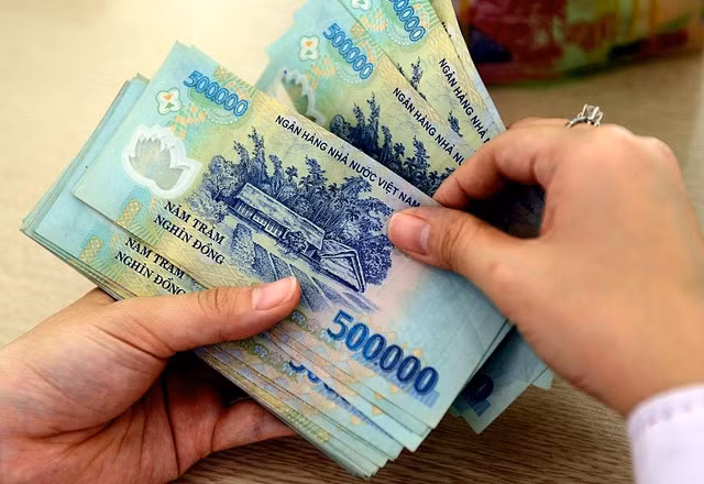 Theo TS. Nguyễn Trí Hiếu giảm lãi suất huy động sẽ tạo động lực cho sản xuất - ảnh minh họa