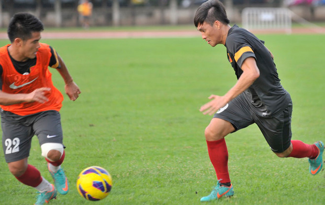 Công Vinh trong buổi tập chiều qua của tuyển Việt Nam. Công Vinh trong buổi tập chiều qua của tuyển Việt Nam.