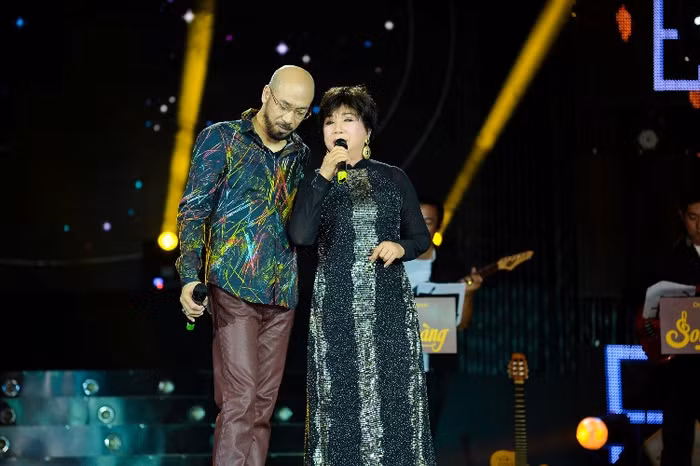 Trịnh Nam Sơn lần đầu song ca cùng Lệ Thu trên sân khấu.