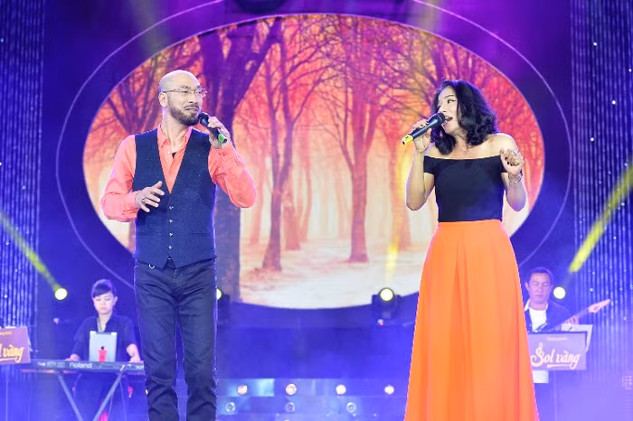 Trịnh Nam Sơn và ca sĩ Phạm Phương song ca trên sân khấu.