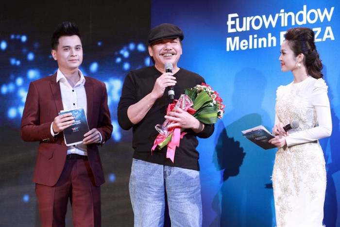 Trần Tiến trong đêm trao giải BHYT tháng 12. Trần Tiến trong đêm trao giải BHYT tháng 12.